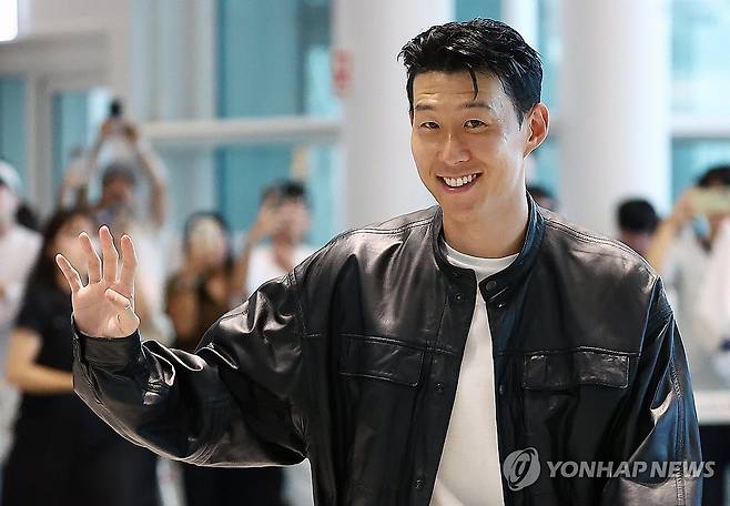 미소짓는 손흥민 (영종도=연합뉴스) 김성민 기자 = 토트넘과의 결별 소식을 전한 손흥민이 5일 인천 영종도 인천국제공항 2터미널 출국장으로 향하고 있다. 손흥민은 미국프로축구(MLS) 로스앤젤레스FC(LAFC) 입단이 유력한 것으로 알려졌다. 2025.8.5 ksm7976@yna.co.kr