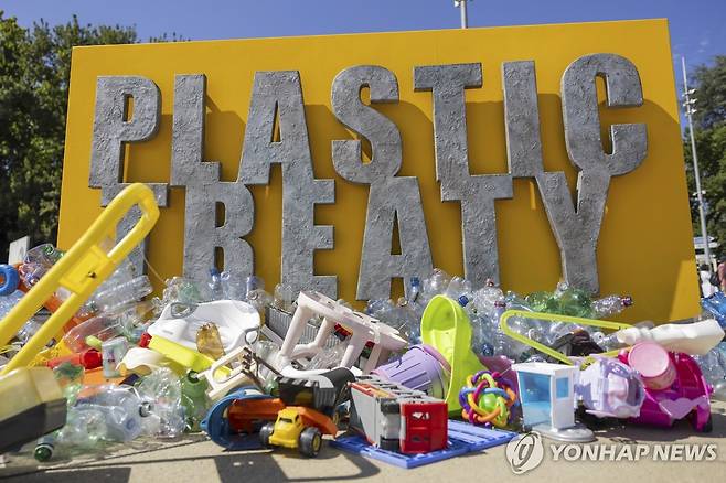 플라스틱 국제조약 협상이 열리는 스위스 제네바 유엔 사무국 앞에 설치된 조형물 [AP=연합뉴스. 재판매 및 DB 금지]