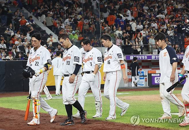 1위 자리 빼앗긴 한화 (대전=연합뉴스) 이주형 기자 = 5일 대전 한화생명 볼파크에서 열린 프로야구 2025 신한 SOL 뱅크 KBO리그 kt wiz와 한화 이글스 경기. 5-2로 역전패한 한화 선수들이 관중들에게 인사한 뒤 그라운드를 나서고 있다. 이날 경기로 한화는 2025 정규리그 2위로 밀려났다. 2025.8.5 coolee@yna.co.kr