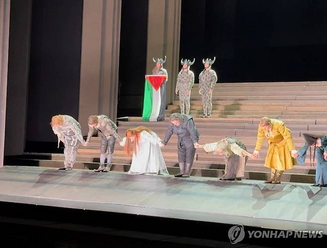 7월19일 로열 오페라 하우스 무대에서 벌어진 친팔레스타인 시위 [소셜미디어(@sydcas) 제공, 로이터 연합뉴스 자료사진. 재판매 및 DB 금지]