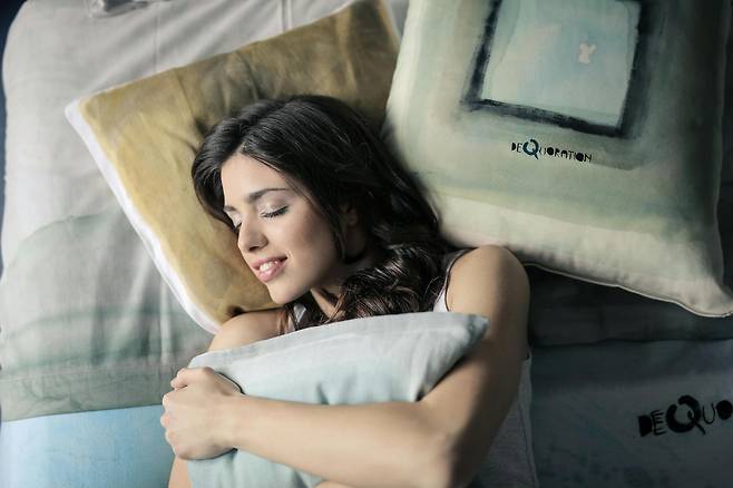 침대에 누워있는 여성