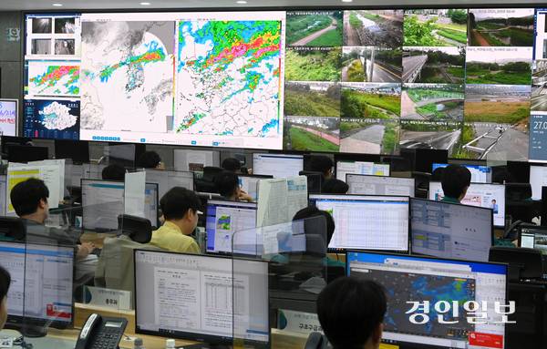 경기도 전역에 많은 비가 예보되어 새벽 5시를 기해 재난안전대책본부 비상 1단계를 발령한 6일 오전, 경기도청 풍수해대책종합상황실에서 관계자들이 상황을 모니터링하고 있다. 2025.8.6 /최은성기자 ces7198@kyeongin.com