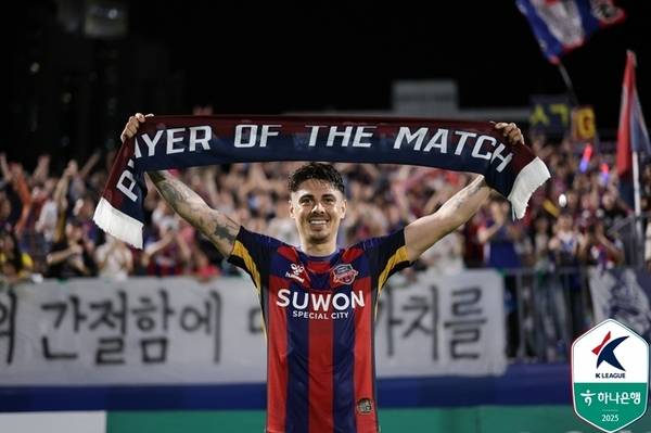 Suwon FC Willian is taking a commemorative photo with the Player of the Match in the match against Gwangju FC on the 18th of last month. 2025.7.18 /Korea Professional Football Federation provided