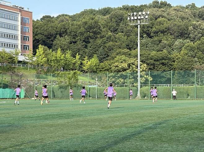 KS FC U-15 선수단이 8월 1일 충남대학교 운동장에서 훈련을 진행하고 있다.(사진=심효준 기자)