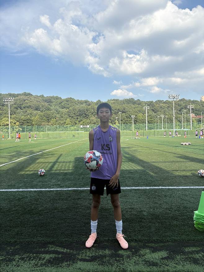 KS FC U-15 선수단 1학년 주장 박준익 군이 축구공을 들어보이고 있다.(사진=심효준 기자)