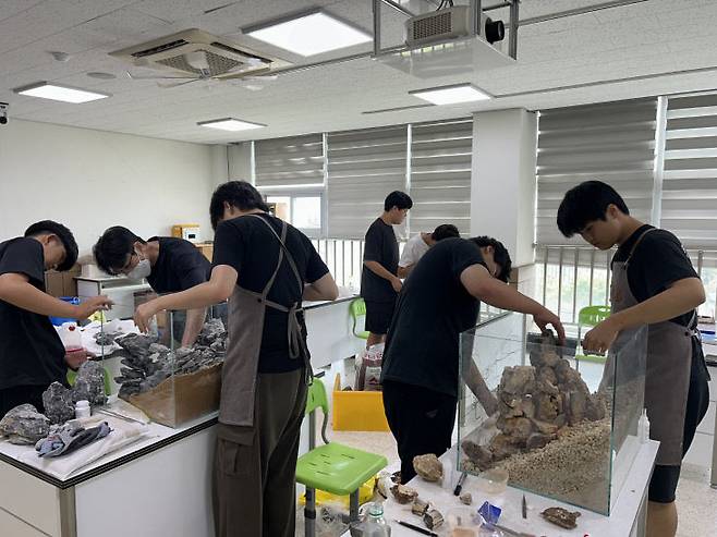 충남해양과학고 학생들이 아쿠아스케이프 실습에 참여하고 있다. /충남교육청 제공