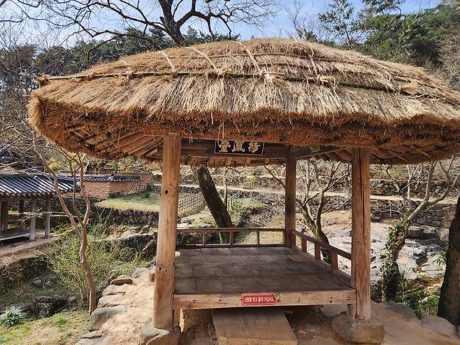 사진 위로부터 소쇄옹이 거주했던 공간 ‘제월당’, 손님을 맞이했던 사랑채 ‘광풍각’, 손님을 기다렸던 공간 ‘대봉대’