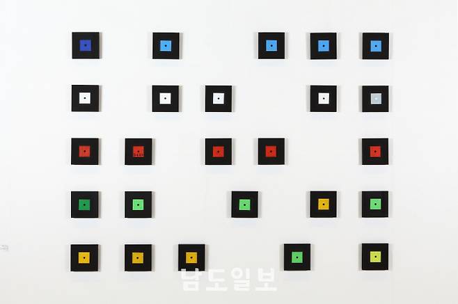 배미경 作 '어두운밤25'(3x2.25cm(25pcs), 나무에 오일파스텔, 2003)