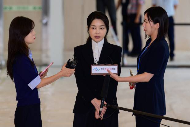 윤석열 전 대통령 부인 김건희 여사가 6일 서울 종로구 KT광화문빌딩 웨스트에 마련된 민중기 특별검사팀에 피의자 신분으로 첫 출석하며 취재진의 질문에 답하고 있다. /연합뉴스