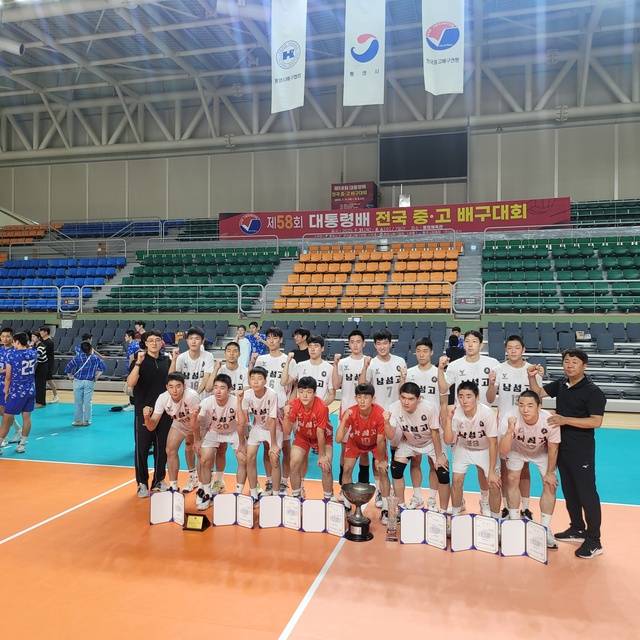 배구 명가 남성고등학교가 6일 경남 통영에서 열린 제58회 대통령배 전국중고배구대회에서 천안고를 3-0으로 완파하고 우승 트로피를 거머쥐었다./전북체육회 제공