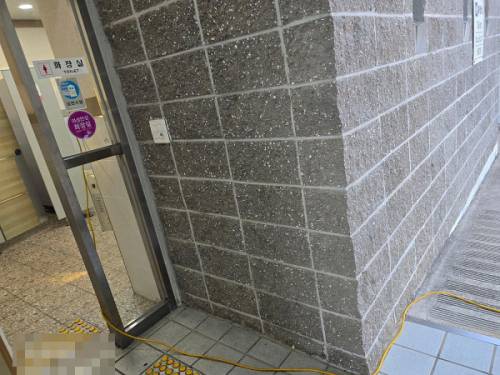 ◇글쓴이가 공개한 속초 대포항 공중화장실의 전기를 무단으로 사용하고 있는 캠핑카의 모습. 보배드림 갈무리.