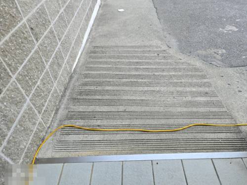 ◇글쓴이가 공개한 속초 대포항 공중화장실의 전기를 무단으로 사용하고 있는 캠핑카의 모습. 보배드림 갈무리.