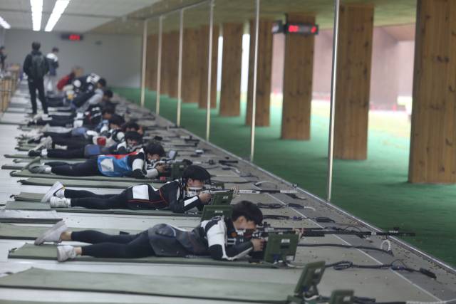경남 창원시가 여름 날씨 영향을 받지 않는 실내 피서지 7곳을 소개했다. 시민들이 창원국제사격장에서 사격 체험을 하고 있다. 창원시 제공