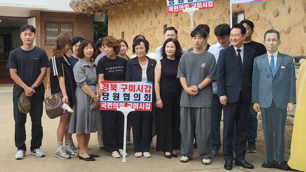 장동혁 국민의힘 당대표 후보가 지지자들과 기념촬영하고있다. 이봉한기자