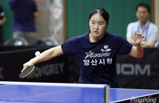 양산시청 여자탁구단 이다경이 경북 문경에서 열린 대통령기 전국탁구대회에서 공을 받아넘기고 있다./양산시/