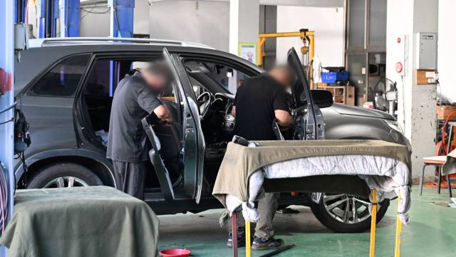 창원시 성산구의 한 자동차 정비소에서 직원들이 차량을 수리하고 있다./경남신문 DB/