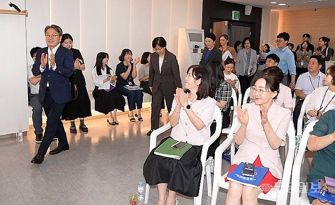 6일 광주시청 3층 중회의실에서 정은경 보건복지부 장관이 입장하자 공직자들이 박수치며 환대하는 모습이다. 광주시