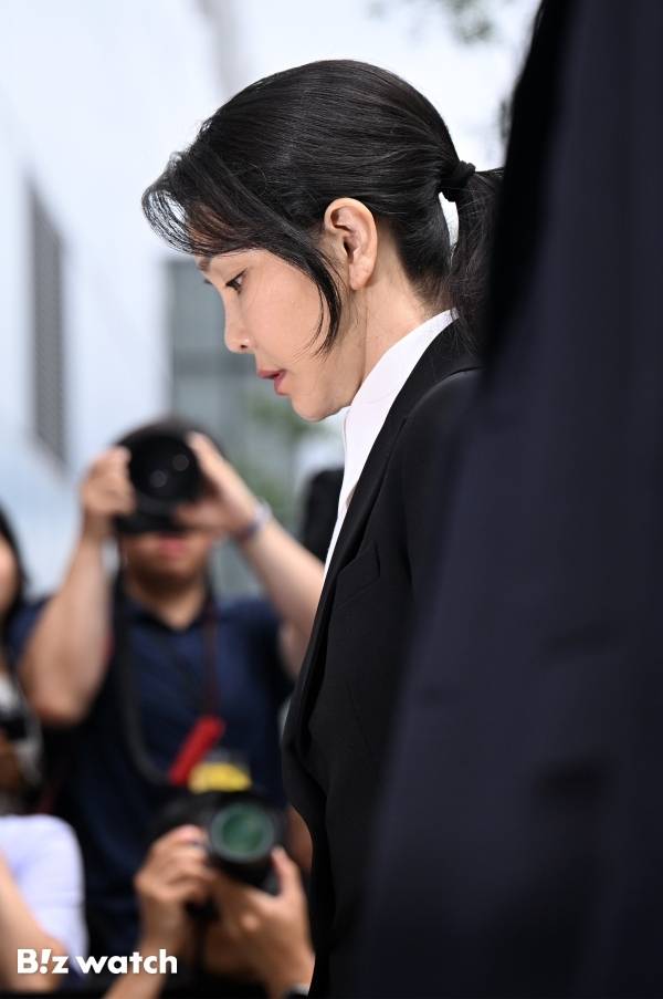 윤석열 전 대통령의 부인 김건희 여사가 6일 오전 서울 종로구 광화문에 위치한 민중기 특검 사무실에 피의자 신분으로 소환되고 있다./사진=이명근 기자 qwe123@