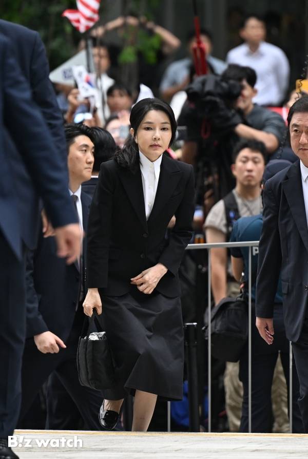 윤석열 전 대통령의 부인 김건희 여사가 6일 오전 서울 종로구 광화문에 위치한 민중기 특검 사무실에 피의자 신분으로 소환되고 있다./사진=이명근 기자 qwe123@