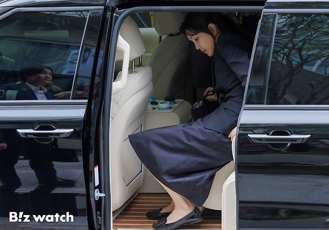 윤석열 전 대통령의 부인 김건희 여사가 6일 오전 서울 종로구 광화문에 위치한 민중기 특검 사무실에 피의자 신분으로 소환되고 있다./사진공동취재단