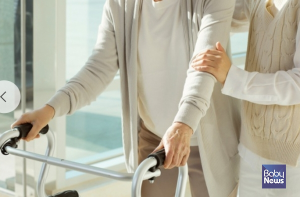 지난해 65세 이상 고령층의 건강보험 진료비가 50조 원을 넘어섰다. ⓒ베이비뉴스