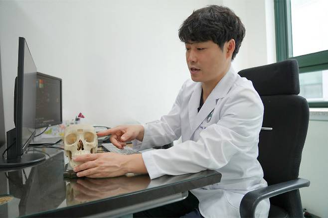 분당제생병원 신경외과 김현곤 과장이 환자에게 뇌질환에 대해 설명하고 있다. 분당제생병원 제공