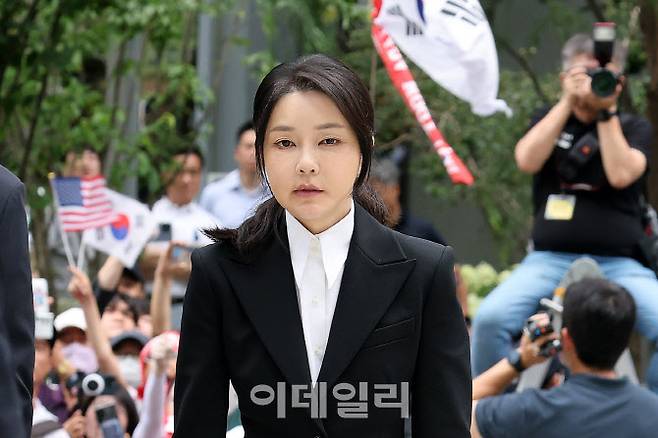 [이데일리 방인권 기자] 윤석열 전 대통령의 부인 김건희 여사가 6일 서울 종로구에 마련된 김건희 특검팀(특별검사 민중기) 사무실에 조사를 받기 위해 피의자 신분으로 출석하고 있다.