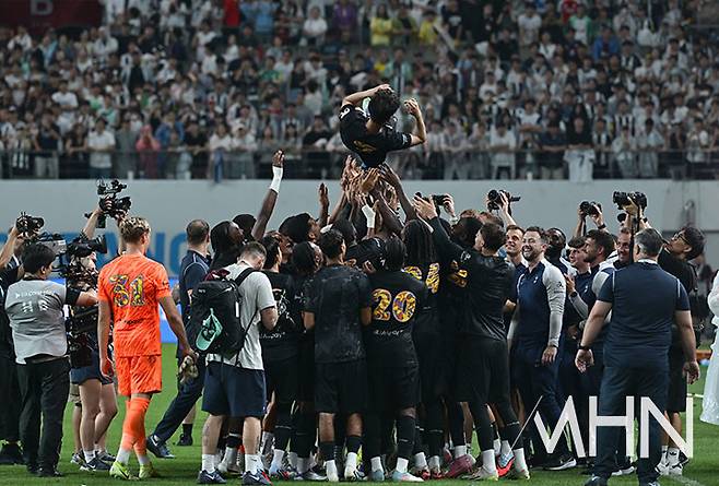 헹가래를 받는 손흥민