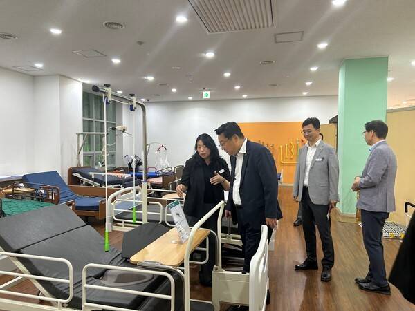 성남시니어산업혁신센터 방문한 주형환 부위원장 / 저출산고령사회위원회 제공