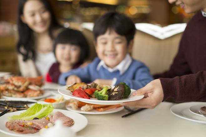 식당 음식은 대체로 열량이 높고 기름이나 나트륨 함량이 많은 경우가 많다. [사진=게티이미지뱅크]