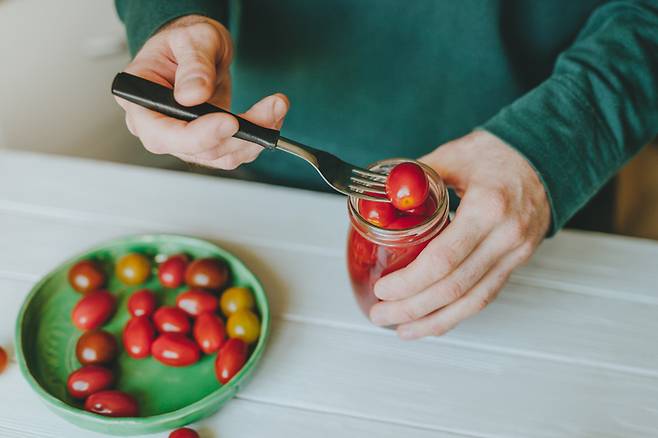 지나친 절식은 에너지가 부족해 운동에도 악영향을 준다. [사진=게티이미지뱅크]