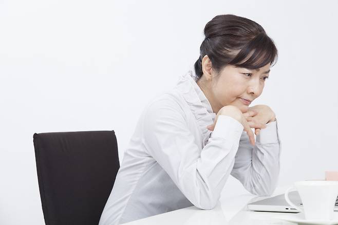 종전 연구 결과를 보면 하루에 10시간 36분 이상 앉아서 지내면 건강에 해롭다. 3개월 동안 하루 평균 26회 앉은 자리에서 더 일어나는 동작을 취했더니, 혈압이 눈에 띄게 떨어졌다는 새로운 연구 결과가 나왔다. [사진=클립아트코리아]