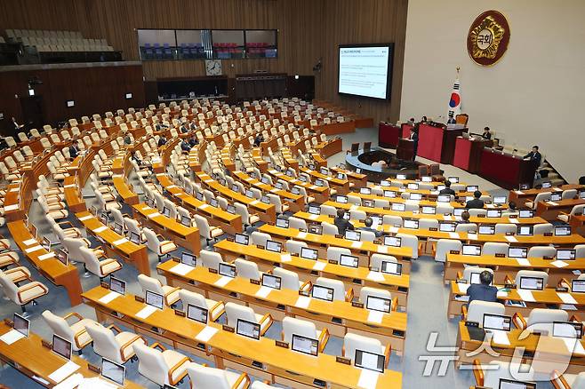 김장겸 국민의힘 의원이 5일 오후 서울 여의도 국회 본회의장에서 방송문화진흥회법 일부개정법률안(대안)에 대한 무제한토론(필리버스터)를 하고 있다. 2025.8.5/뉴스1 ⓒ News1 이광호 기자