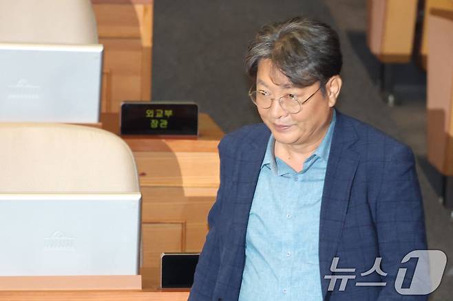 차명 주식거래 의혹을 받는 이춘석 더불어민주당 의원이 5일 오후 서울 여의도 국회 본회의장에서 방송법 개정안에 대한 무제한토론 종결동의의 건 투표를 하고 있다. 2025.8.5/뉴스1 ⓒ News1 이광호 기자