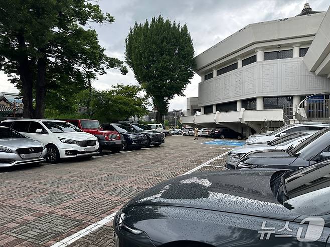 평일에도 빈 자리를 찾아볼 수 없는 충주문화회관 주차장./뉴스1