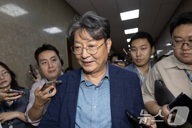 '주식 차명거래 의혹'이 제기된 이춘석 더불어민주당 의원이 5일 오후 서울 여의도 국회에서 방송법 개정안에 대한 무제한토론 종결동의의 건 투표를 마치고 본회의장을 빠져나가며 취재진에게 질문을 받고 있다. 2025.8.5/뉴스1 ⓒ News1 이승배 기자