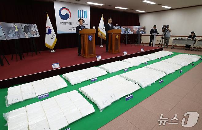 6일 부산 연제구 부산지방검찰청 중회의실에서 열린 부산항 역대 최대 규모 마약류 밀수입 사건 수사 결과 합동 브리핑에서 시가 3000억 원 상당의 코카인 600㎏이 공개되고 있다. 2025.8.6/뉴스1 ⓒ News1 윤일지 기자