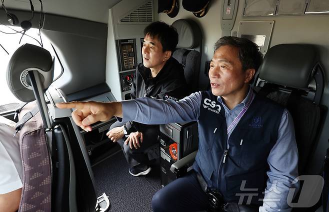 이학재 인천국제공항공사 사장이 5일 인천국제공항에서 항공기 조종석에 탑승해 운영 재개를 앞둔 제2활주로의 사용성과 안전성을 점검하고 있다. 2025.8.6/뉴스1 ⓒ News1 박지혜 기자