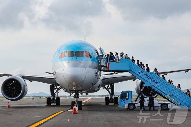 지난 5일 인천국제공항 제1터미널에서 제2활주로 운영 재개를 앞두고 이학재 인천국제공항공사 사장, 권혁진 서울지방항공청장 등 유관기관 관계자들이 합동점검을 위해 항공기에 탑승하고 있다.  (공동취재) 2025.8.6/뉴스1 ⓒ News1 박지혜 기자