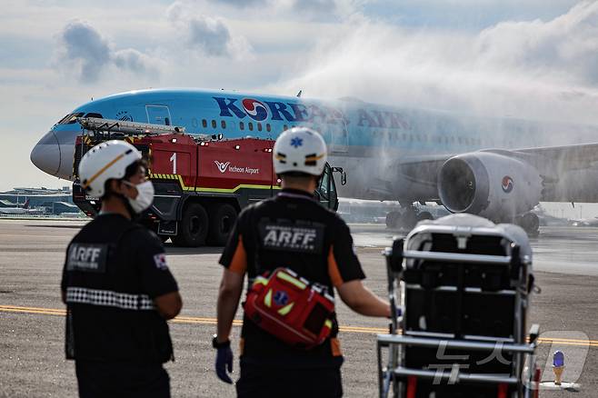 5일 인천국제공항 제2활주로에서 운영 재개를 앞두고 항공기를 이용한 관계기관 합동 점검이 진행된 가운데, 인천공항 소방대가 항공기 화재를 가정한 모의훈련을 통해 화재 진압을 실시하고 있다. (공동취재) 2025.8.6/뉴스1 ⓒ News1 박지혜 기자