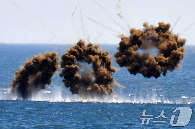 6일 경북 포항시 북구 송라면 해안에서 실시된 2025 한미 해병대 상륙훈련에서 한국형상륙돌격장갑차(KAAV)부대가 연막탄을 쏘며 해안으로 돌격하고 있다. 2025.8.6/뉴스1 ⓒ News1 최창호 기자
