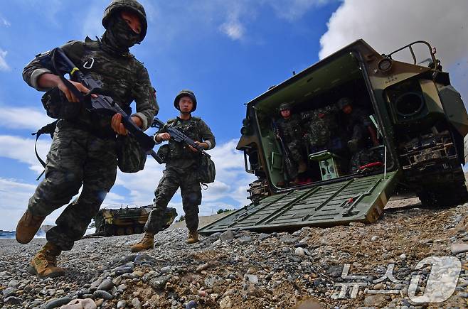 6일 경북 포항시 북구 송라면 해안에서 실시된 2025 한미 해병대 상륙훈련에서 한국 해병대원들이 한국형상륙돌격장갑차(KAAV)를 타고 해안에 상륙하고 있다. 2025.8.6/뉴스1 ⓒ News1 최창호 기자