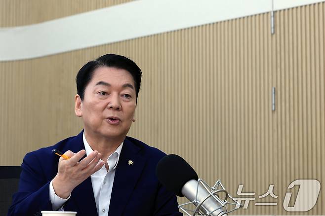 안철수 국민의힘 당 대표 후보가 5일 오전 서울 종로구 공평동 뉴스1 본사에서 뉴스1TV 팩트앤뷰 라이브에 출연해 다양한 정치 현안 등에 대한 입장을 밝히고 있다. 2025.8.5/뉴스1 ⓒ News1 박정호 기자