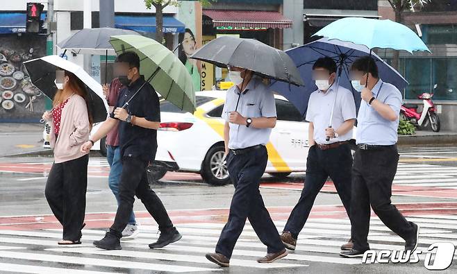 대전 서구 대전시청 인근 도로에서 시민들이 우산을 쓰고 이동하고 있다. ⓒ News1 김기태 기자