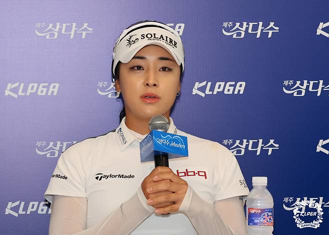 윤이나가 6일 제주 서귀포시 사이프러스 골프 앤 리조트에서 열린 KLPGA 제주 삼다수 마스터스 기자회견에 참석해 질문에 답변하고 있다. (KLPGA 제공)