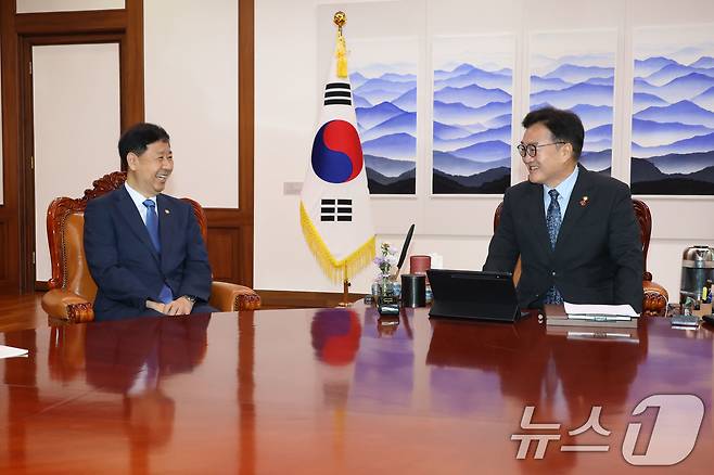 우원식 국회의장이 6일 오전 서울 여의도 국회 의장집무실에서 구윤철 경제부총리 겸 기획재정부 장관을 접견, 환담하고 있다. 2025.8.6/뉴스1 ⓒ News1 이광호 기자