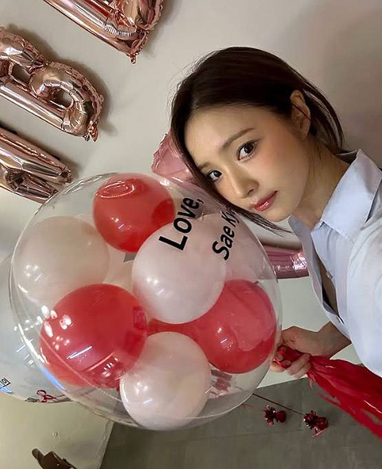 신세경이 지난달 26일 자신의 SNS에 “생일 카페를 위한 레몬 마들렌과 르뱅 쿠키”라는 글과 함께 머리를 단정하게 하나로 묶고 푸른색 셔츠와 검정 정장 바지를 입은 채, 풍선으로 꾸며진 공간에서 셀카를 찍는 모습을 공개했다.  사진 | 신세경 SNS