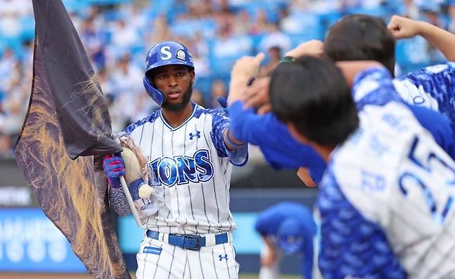 삼성 디아즈가 7일 대구 삼성라이온즈파크에서 열린 2025 KBO리그 NC 다이노스와 홈 경기 0-2로 뒤진 1회말 1사 1, 3루 기회에서 NC 선발 신민혁을 상대로 우측 담장을 넘기는 스리런 포를 터뜨렸다. 사진 | 연합뉴스