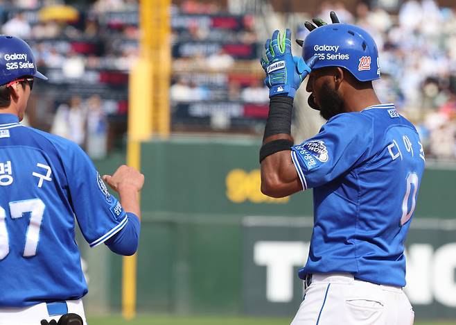 삼성 디아즈가 18일 부산 사직야구장에서 열린 2025 KBO리그 롯데전에서 중전안타로 1타점을 올리고 세리머니 하고 있다. 사진 | 연합뉴스