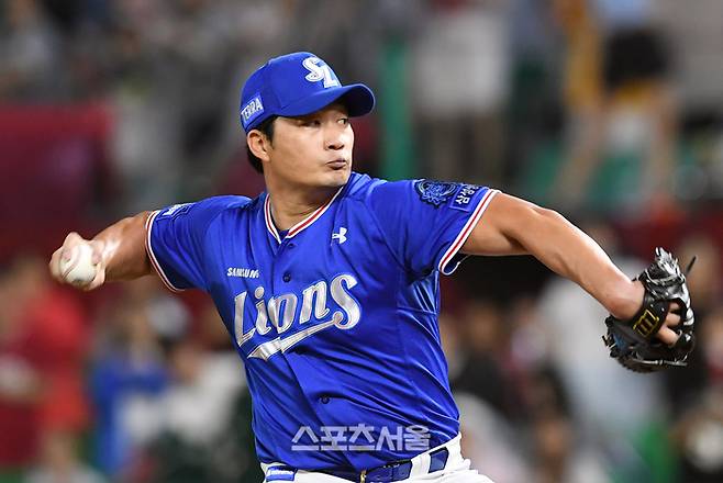 삼성 라이온즈 오승환이 지난 8월11일 인천 SSG랜더스필드에서 열린 2023 KBO리그 SSG 랜더스와 경기 9회말 등판해 힘차게 공을 던지고 있다. 사진| 문학= 박진업기자 upandup@sportsseoul.com